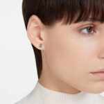Chroma stud earrings Pear cut, Green, 18K gold finish - Image 2