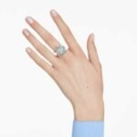 Idyllia open ring Mixed cuts, Flower, Blue, 18K gold finish - Image 2