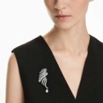 The Vienna Collection brooch Feather, White, Ruthenium plated - Image 2